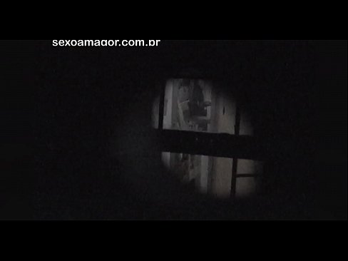 ❤️ Blondie tiġi filmata segretament minn voyeur tal-viċinat moħbi wara briks vojta ☑ Porn biss lilna ❤